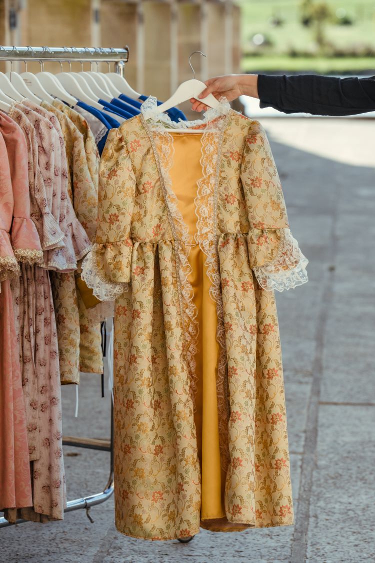 Costume enfants de princesse et prince à la boutique du château de Chantilly